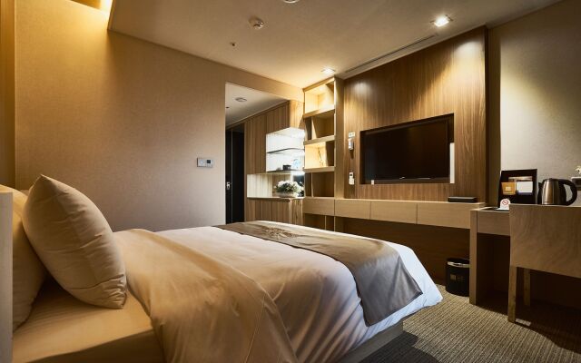 Royal Emporium Incheon Airport Hotel