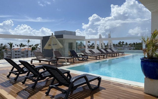 Aventura Deluxe Suites Rooftop Pool