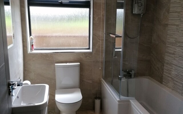 Lovely 3-bed Cabin in Meigh