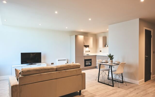 Seven Living Bracknell - Free Parking on Site