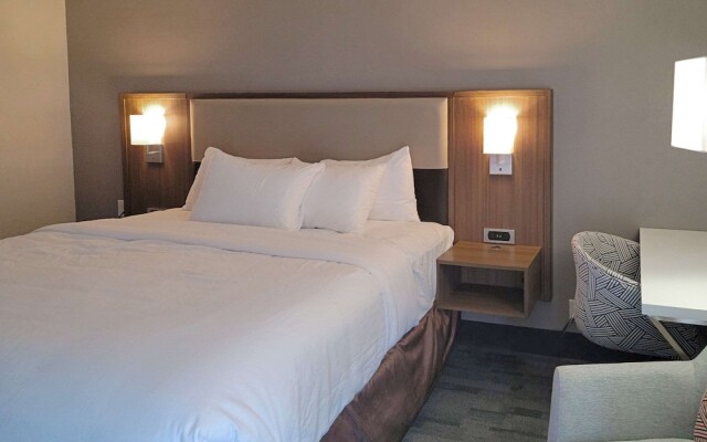 Quality Inn & Suites Outlet Village