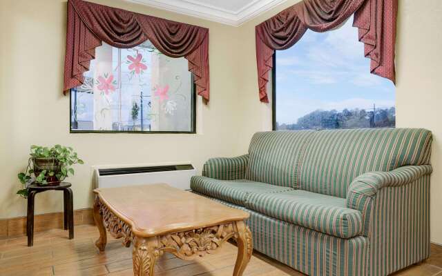 Days Inn by Wyndham Macon I-475