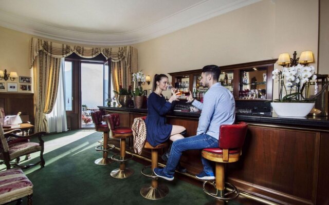 International au Lac Historic Lakeside Hotel