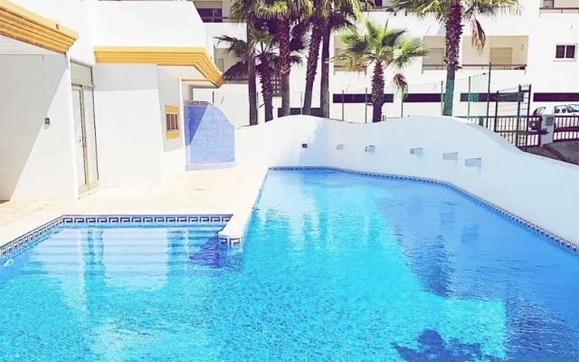 Albufeira Central Apartment, 10 mins walk to beach