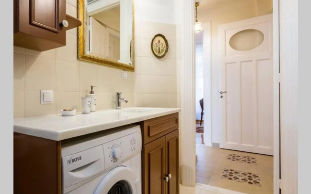 Neoclassical apartment with 3 bedrooms in Piraeus