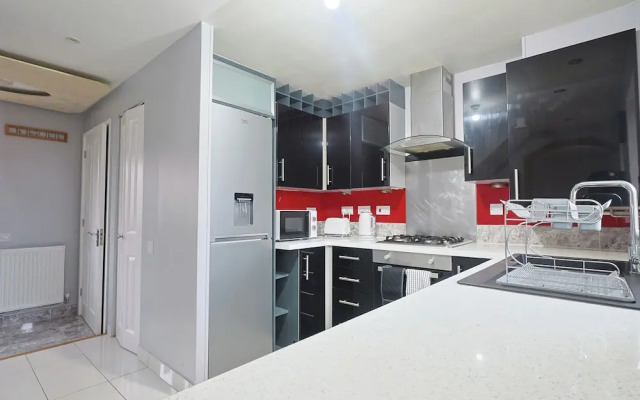 Manchester 3-beds, Sleeps 6 With On-site Parking