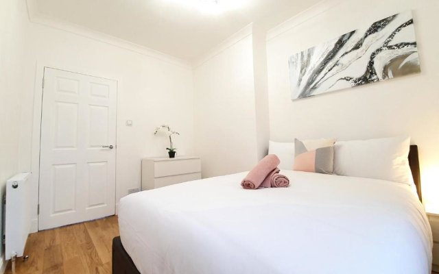 Glasgow Comfortable and Modern 3 Bedroom Mid Terraced Villa