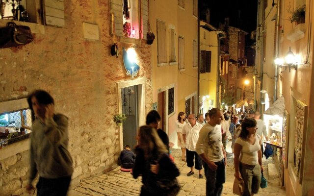 Comfortable Holiday Home With a Microwave, 5 km. From Rovinj