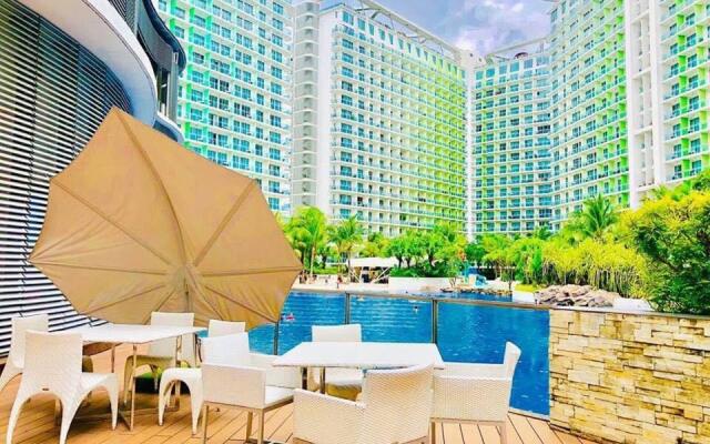 Azure Wavepool C7 Balcony, Wifi, Near Mall Airport