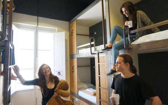 Black Swan Hostel Sevilla