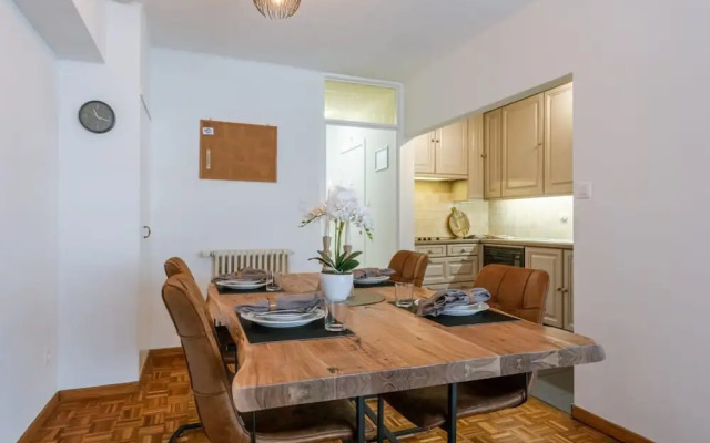 Characterful Apartment With Lateral sea View