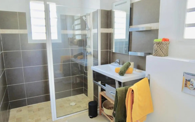 Le Baileys - Spacieux appartement en rez-de-jardin vue lagon