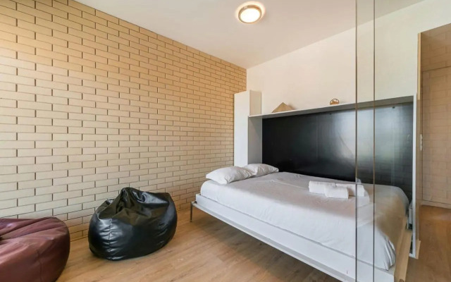 Dragon Stadium Studio w Balcony by LovelyStay