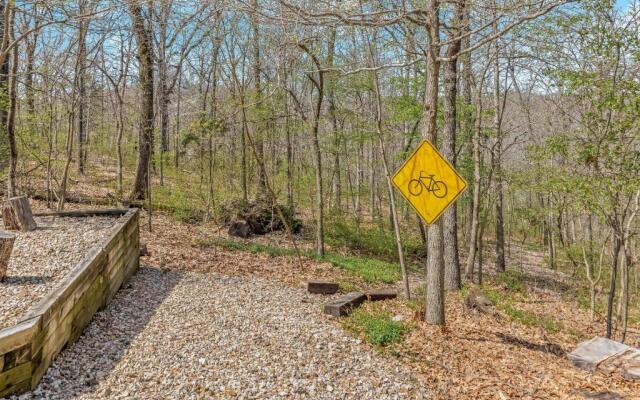 Charming Getaway near Tweety Bird Trail Backyard