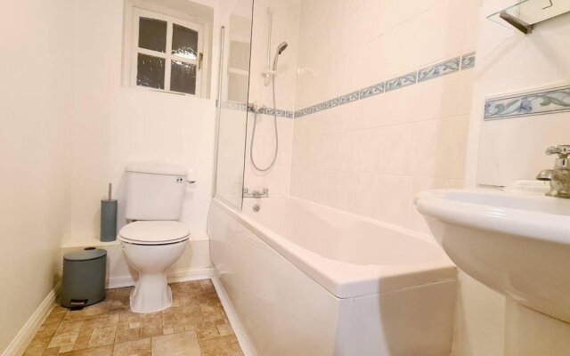Charming 3-bed House in London With Jacuzzi