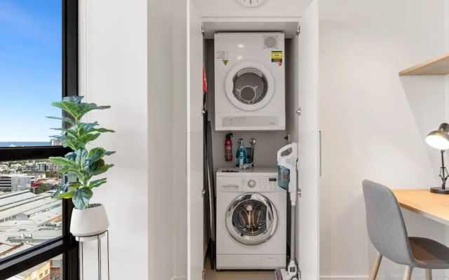 Stylish 1-bed With Pool Gym & Stunning Views – Guest Rooms – Melbourne