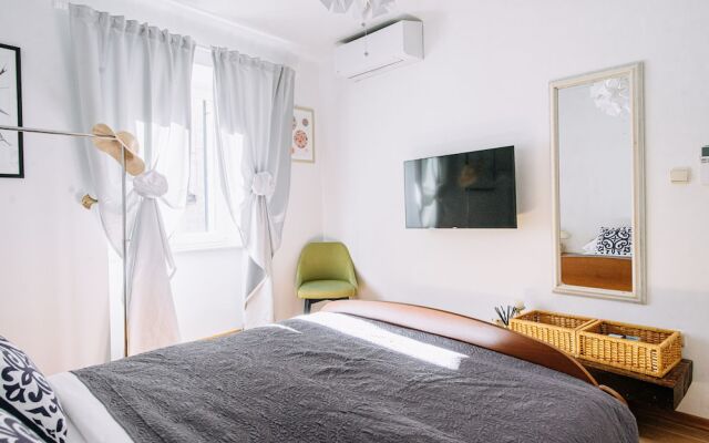 Illyria Old Town Apartment by DuHomes