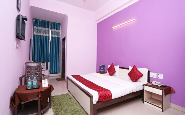 OYO 12784 Hotel Roomers