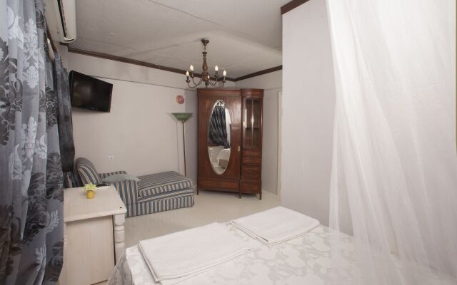 Iola Hotel