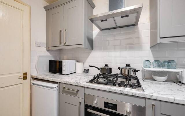 Lovely 2 Bedroom Apartment With Fireplace