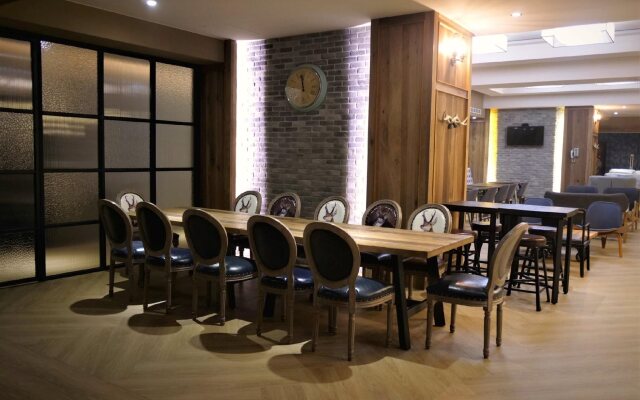 G11 Hotel