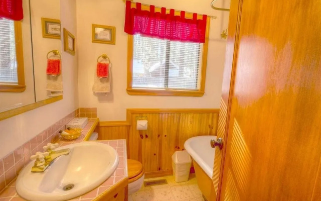 Breezy Pines Cabin 4 Bedroom Home by RedAwning