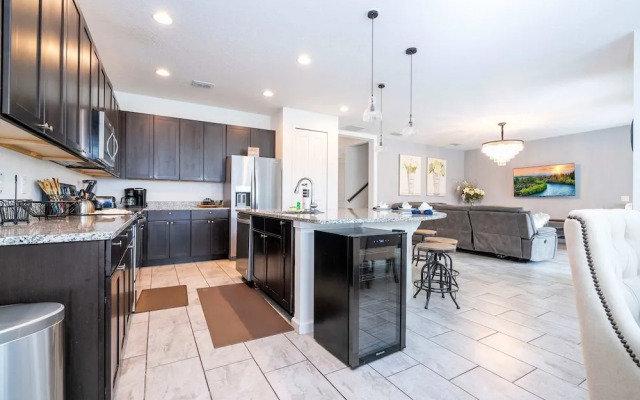 Spacious 6-bedroom Retreat Near Disney Parks