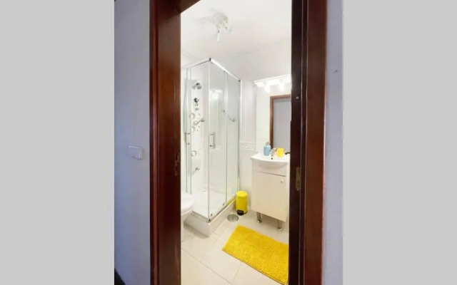 Yellow House Aveiro Free Netflix and garage