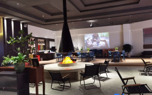 Staying at the Holiday Inn Cafe – Restaurant – Pu'er