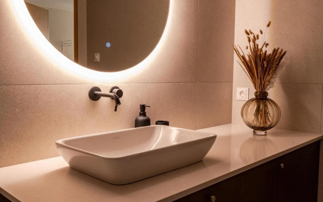 Freshly Renovated Apartment Next To Old Down
