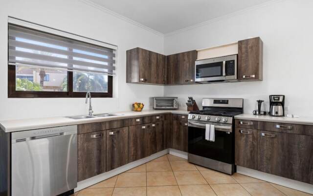 4BR Villa Gold Coast w Pool