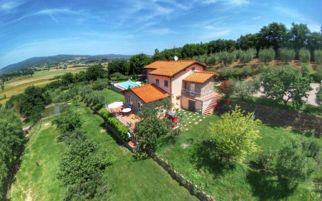 Luxurious Villa in Monte San Savino with Jacuzzi