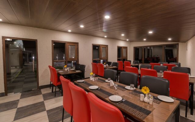 Hotel Seven Oaks
