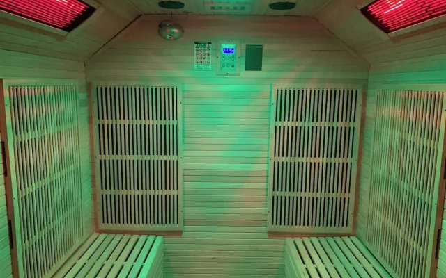 Relaxing Getaway With Hot Tub & Sauna Sleeps 6