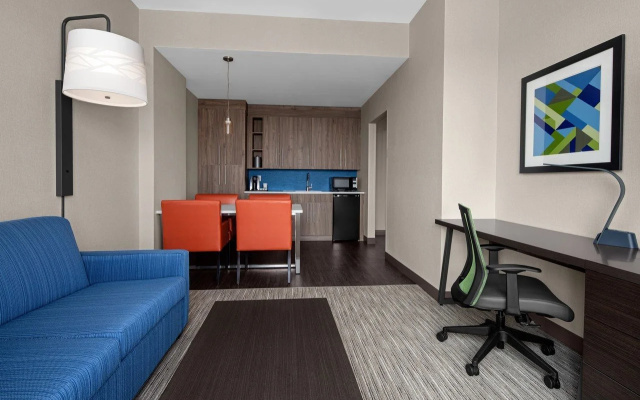 Holiday Inn Express & Suites Woodside LaGuardia Airport by IHG