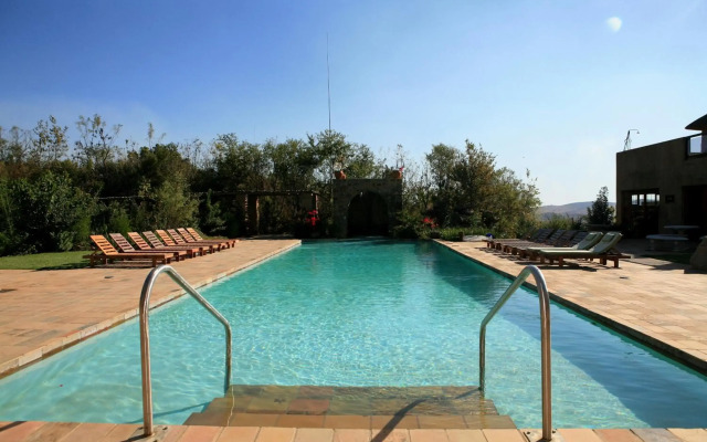 Misty Hills Country Hotel