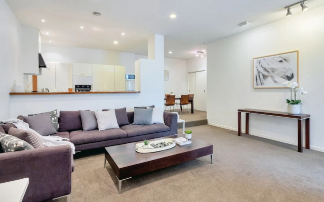 Spacious 2BR Near Westfield Newmarket