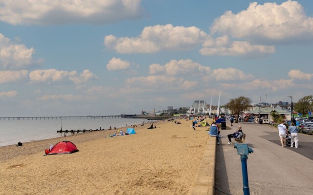 Charming 3-bed Apartment in South end on sea