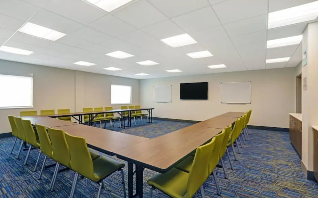 Holiday Inn Express & Suites Lenexa Overland Park Area