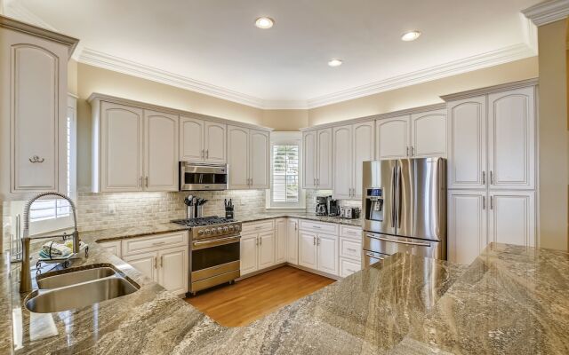 Paradise Pointe - Gorgeous 4 BR home with pool by RedAwning