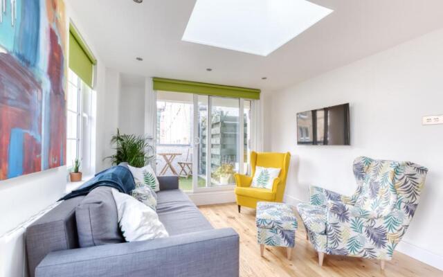 Central Bright 3 Bed Flat with Pool & Parking