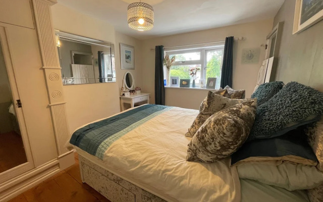 Housesleeps7-parking-garden-fireplace-beachnearby