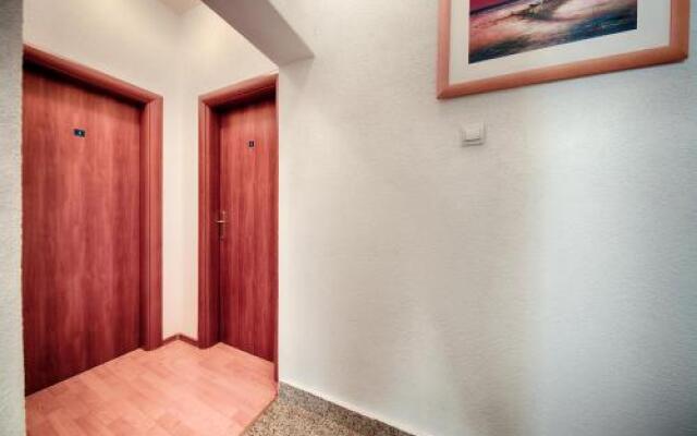 Apartments and Rooms Dis