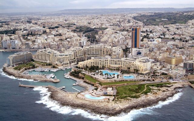 Spinola Bay Mansion Seafront Apartment