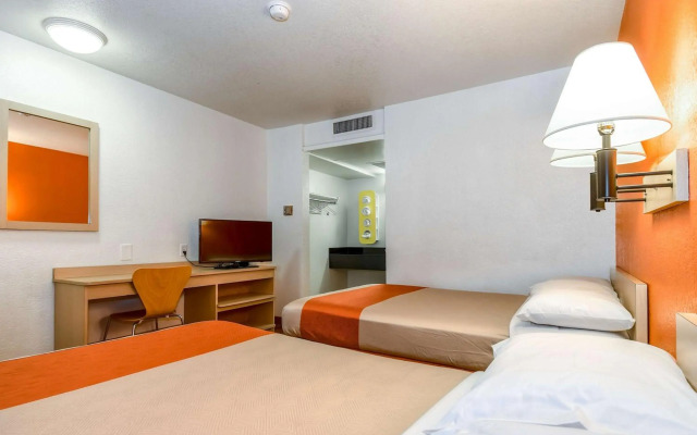Motel 6 Corona, CA