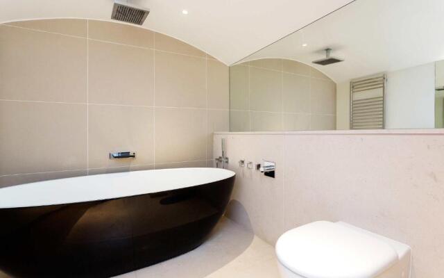 Veeve - Chelsea Square Serenity