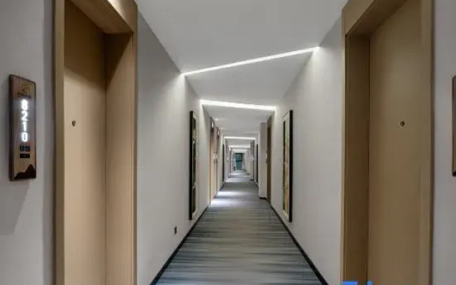 QIANNA HOTEL GLORIOUS (Hebi Chaogeli High-speed Railway Station Branch)