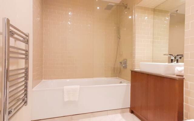 Lovely 2-bed/2-bath Apartment in Lincoln Plaza