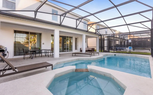 UpstaySpaciousHomePoolHotTubSleeps27