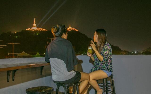 Chedi View Hostel & Rooftop Bar